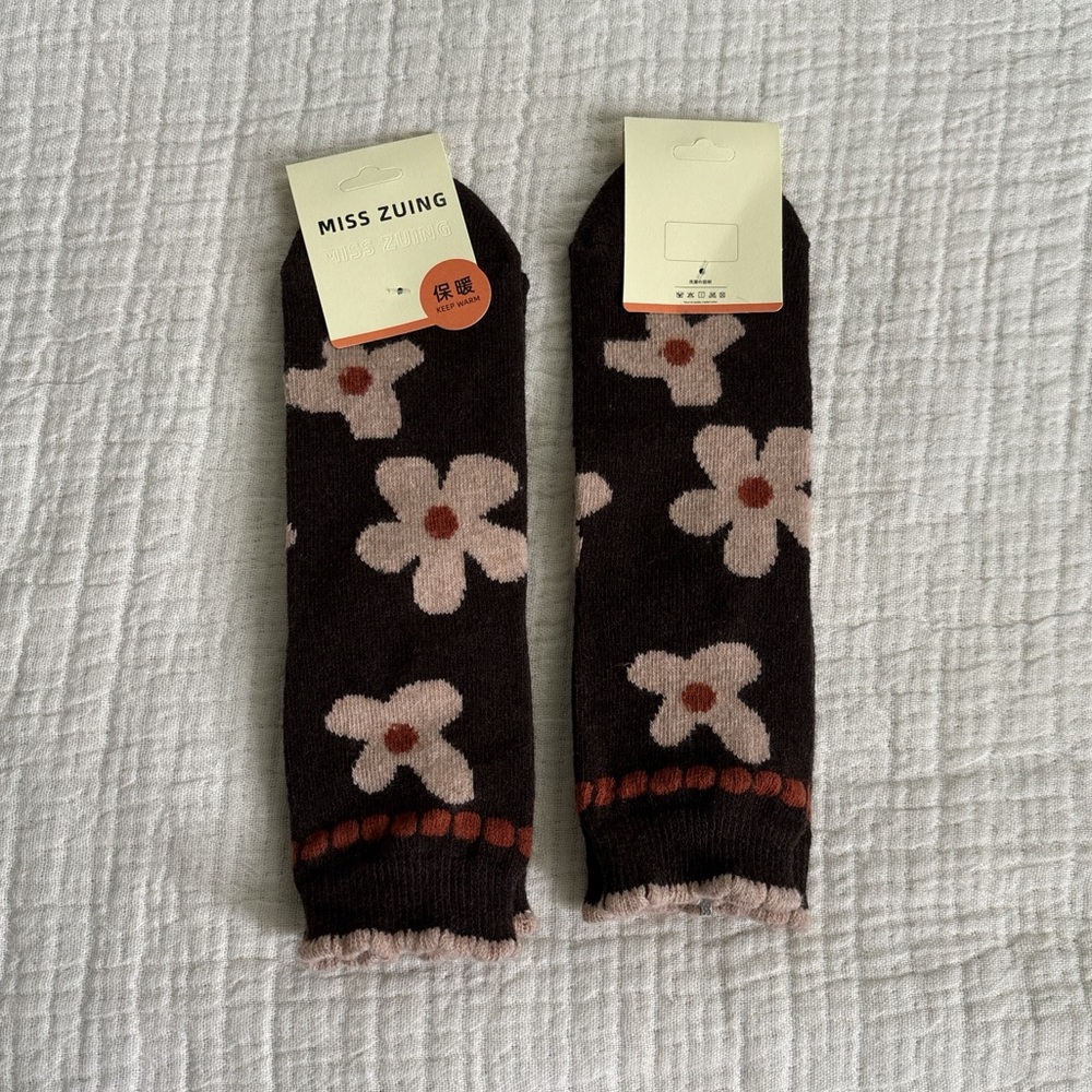 3 / $30 💘 warm floral brown socks